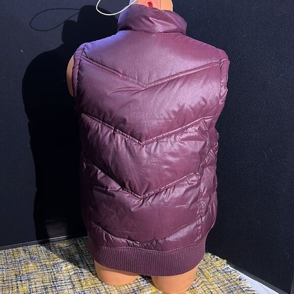 Classic Burgundy Puffer Vest from Gap - Size Medium - Picture 5 of 11